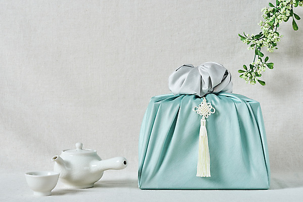 포토 JPG 스튜디오촬영 전통 명절 문화 나뭇잎 실내 선물 사람없음 선물상자 설날 추석 보자기 차 찻잔 다도 오브젝트 보따리 흰배경 노리개 선물세트 추석선물 국내포토 기념일 음료 백그라운드 잎 잔 전통소품 내부 상자 흰색 예절 파일형식 천_직물 명절선물