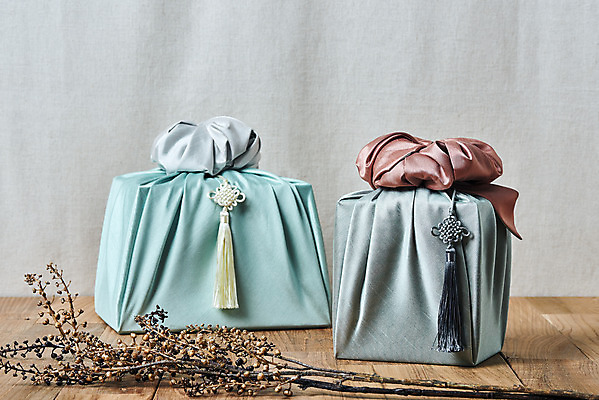 포토 JPG 스튜디오촬영 전통 명절 문화 실내 선물 사람없음 선물상자 컬러풀 설날 추석 나뭇가지 보자기 오브젝트 보따리 노리개 선물세트 추석선물 국내포토 나무 기념일 컬러 전통소품 내부 상자 파일형식 천_직물 명절선물