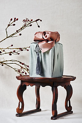 포토 JPG 스튜디오촬영 전통 명절 문화 실내 선물 사람없음 선물상자 설날 추석 나뭇가지 보자기 오브젝트 보따리 흰배경 노리개 선물세트 추석선물 다도상 국내포토 나무 기념일 백그라운드 탁자 전통소품 내부 상자 흰색 파일형식 천_직물 명절선물