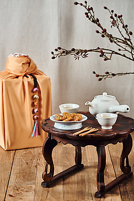 포토 JPG 스튜디오촬영 전통 명절 문화 실내 선물 사람없음 선물상자 컬러풀 설날 추석 나뭇가지 보자기 찻잔 다도 오브젝트 보따리 노리개 약과 선물세트 전통다과 추석선물 다도상 국내포토 나무 기념일 컬러 탁자 잔 전통소품 내부 상자 전통음식 예절 다과 파일형식 천_직물 명절선물