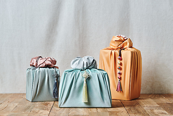 포토 JPG 스튜디오촬영 전통 명절 문화 실내 선물 사람없음 선물상자 설날 추석 보자기 오브젝트 보따리 흰배경 노리개 선물세트 추석선물 국내포토 기념일 백그라운드 전통소품 내부 상자 흰색 파일형식 천_직물 명절선물