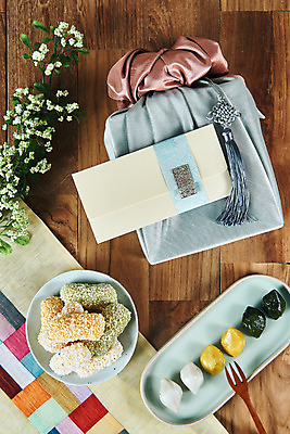 포토 JPG 스튜디오촬영 전통 명절 문화 나뭇잎 봉투 떡 실내 선물 사람없음 선물상자 하이앵글 설날 갈색 추석 보자기 오브젝트 보따리 노리개 상품권 송편 한과 선물세트 전통다과 추석선물 플랫레이 국내포토 기념일 뷰포인트 컬러 잎 디저트 전통소품 내부 상자 전통음식 플랫 다과 파일형식 천_직물 명절선물