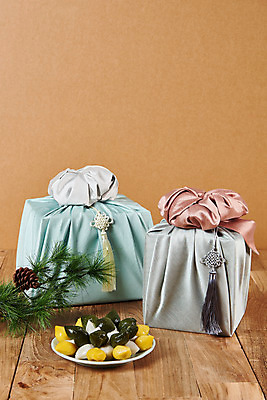 포토 JPG 스튜디오촬영 전통 명절 문화 떡 실내 선물 사람없음 선물상자 설날 갈색 추석 나뭇가지 보자기 소나무 오브젝트 보따리 노리개 송편 솔방울 선물세트 추석선물 국내포토 나무 기념일 컬러 전통소품 내부 상자 파일형식 천_직물 명절선물