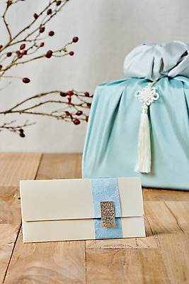 포토 JPG 스튜디오촬영 전통 명절 문화 봉투 실내 선물 사람없음 선물상자 컬러풀 설날 추석 나뭇가지 보자기 오브젝트 보따리 노리개 상품권 선물세트 추석선물 국내포토 나무 기념일 컬러 전통소품 내부 상자 파일형식 천_직물 명절선물