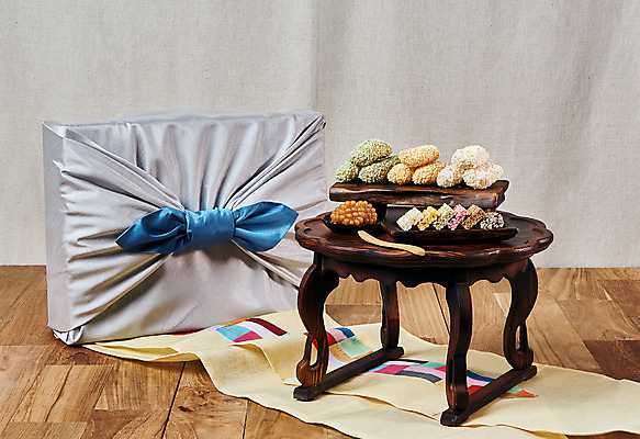 포토 JPG 스튜디오촬영 전통 명절 문화 실내 선물 사람없음 선물상자 컬러풀 설날 추석 보자기 오브젝트 보따리 한과 약과 선물세트 다과상 전통다과 추석선물 국내포토 기념일 컬러 디저트 내부 상자 전통음식 다과 파일형식 천_직물 명절선물