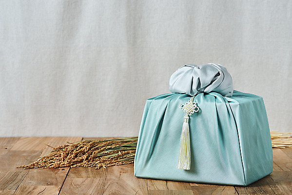 포토 JPG 스튜디오촬영 전통 명절 문화 실내 선물 사람없음 선물상자 컬러풀 설날 추석 벼 보자기 오브젝트 보따리 노리개 선물세트 추석선물 국내포토 기념일 컬러 곡류 전통소품 내부 상자 파일형식 천_직물 명절선물