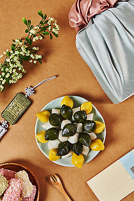 포토 JPG 스튜디오촬영 전통 명절 문화 나뭇잎 봉투 떡 실내 선물 사람없음 선물상자 하이앵글 설날 갈색 추석 보자기 오브젝트 보따리 노리개 상품권 송편 약과 선물세트 전통다과 추석선물 플랫레이 국내포토 기념일 뷰포인트 컬러 잎 전통소품 내부 상자 전통음식 플랫 다과 파일형식 천_직물 명절선물