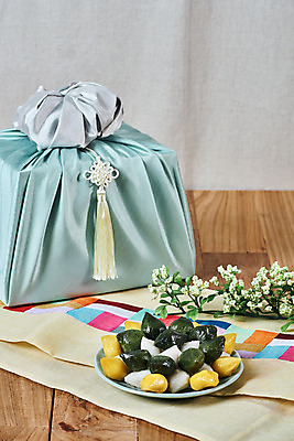 포토 JPG 스튜디오촬영 전통 명절 문화 나뭇잎 떡 실내 선물 사람없음 선물상자 컬러풀 설날 추석 보자기 오브젝트 보따리 노리개 송편 선물세트 추석선물 국내포토 기념일 컬러 잎 전통소품 내부 상자 파일형식 천_직물 명절선물