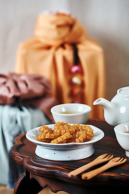 포토 JPG 스튜디오촬영 전통 명절 문화 실내 선물 사람없음 선물상자 컬러풀 설날 추석 보자기 차 찻잔 다도 오브젝트 보따리 약과 선물세트 전통다과 추석선물 다도상 국내포토 기념일 음료 컬러 탁자 잔 내부 상자 전통음식 예절 다과 파일형식 천_직물 명절선물