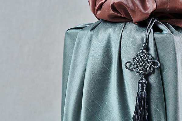 포토 JPG 스튜디오촬영 전통 명절 문화 실내 선물 근접촬영 사람없음 선물상자 설날 추석 회색 보자기 오브젝트 보따리 노리개 선물세트 추석선물 국내포토 기념일 뷰포인트 컬러 전통소품 내부 상자 파일형식 천_직물 명절선물