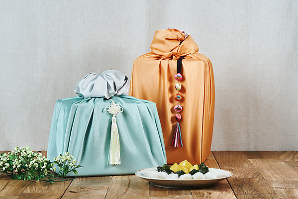 포토 JPG 스튜디오촬영 전통 명절 문화 나뭇잎 떡 실내 선물 사람없음 선물상자 컬러풀 설날 추석 보자기 오브젝트 보따리 노리개 송편 선물세트 추석선물 국내포토 기념일 컬러 잎 전통소품 내부 상자 파일형식 천_직물 명절선물