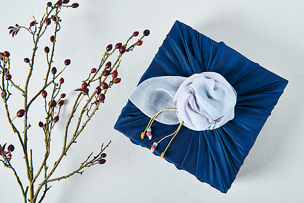 포토 JPG 스튜디오촬영 전통 명절 문화 실내 선물 사람없음 선물상자 하이앵글 컬러풀 설날 추석 나뭇가지 보자기 오브젝트 보따리 선물세트 추석선물 플랫레이 국내포토 나무 기념일 뷰포인트 컬러 내부 상자 플랫 파일형식 천_직물 명절선물