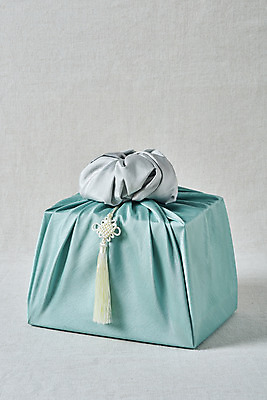 포토 JPG 스튜디오촬영 전통 명절 문화 실내 선물 사람없음 선물상자 설날 추석 회색 보자기 오브젝트 보따리 노리개 선물세트 추석선물 국내포토 기념일 컬러 전통소품 내부 상자 파일형식 천_직물 명절선물