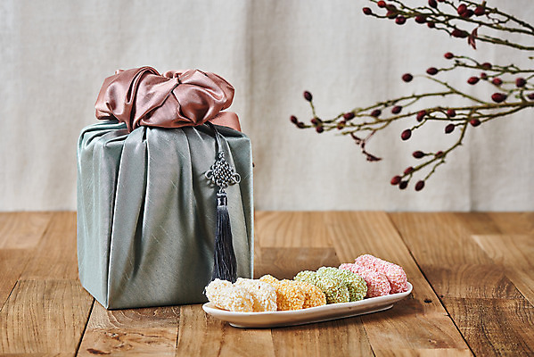 포토 JPG 스튜디오촬영 전통 명절 문화 실내 선물 사람없음 선물상자 컬러풀 설날 추석 나뭇가지 보자기 오브젝트 보따리 노리개 약과 선물세트 전통다과 추석선물 국내포토 나무 기념일 컬러 전통소품 내부 상자 전통음식 다과 파일형식 천_직물 명절선물