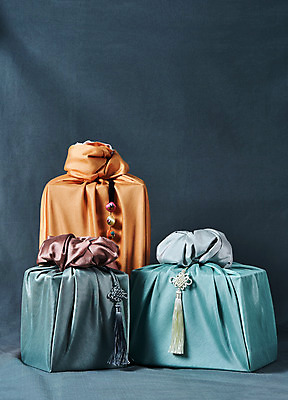 포토 JPG 스튜디오촬영 전통 명절 문화 실내 선물 사람없음 선물상자 설날 추석 회색 보자기 오브젝트 보따리 노리개 선물세트 추석선물 국내포토 기념일 컬러 전통소품 내부 상자 파일형식 천_직물 명절선물