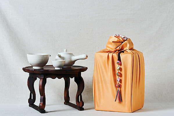 포토 JPG 스튜디오촬영 전통 명절 문화 실내 선물 사람없음 선물상자 설날 추석 회색 보자기 찻잔 다도 오브젝트 보따리 노리개 선물세트 다과상 추석선물 국내포토 기념일 컬러 잔 전통소품 내부 상자 예절 다과 파일형식 천_직물 명절선물