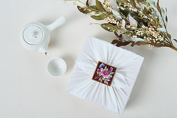 포토 JPG 스튜디오촬영 전통 명절 문화 나뭇잎 실내 선물 사람없음 선물상자 하이앵글 설날 추석 보자기 찻잔 다도 오브젝트 보따리 흰배경 선물세트 추석선물 플랫레이 국내포토 기념일 뷰포인트 백그라운드 잎 잔 내부 상자 흰색 예절 플랫 파일형식 천_직물 명절선물