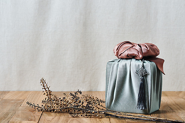 포토 JPG 스튜디오촬영 전통 명절 문화 실내 선물 사람없음 선물상자 설날 추석 회색 나뭇가지 보자기 오브젝트 보따리 노리개 선물세트 추석선물 국내포토 나무 기념일 컬러 전통소품 내부 상자 파일형식 천_직물 명절선물