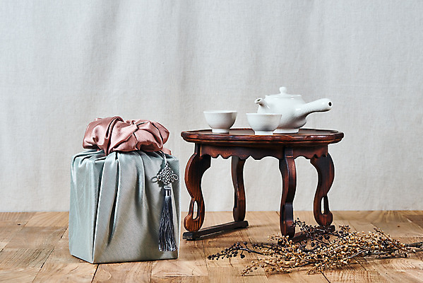 포토 JPG 스튜디오촬영 전통 명절 문화 실내 선물 사람없음 선물상자 설날 추석 회색 나뭇가지 보자기 다도 오브젝트 보따리 노리개 선물세트 추석선물 다도상 국내포토 나무 기념일 컬러 탁자 전통소품 내부 상자 예절 파일형식 천_직물 명절선물