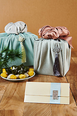 포토 JPG 스튜디오촬영 전통 명절 문화 봉투 떡 실내 선물 사람없음 선물상자 설날 갈색 추석 보자기 소나무 오브젝트 보따리 노리개 상품권 송편 선물세트 추석선물 국내포토 나무 기념일 컬러 전통소품 내부 상자 파일형식 천_직물 명절선물