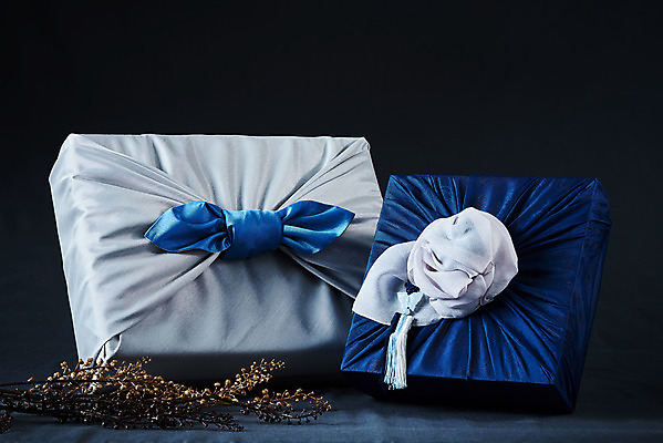 포토 JPG 스튜디오촬영 전통 명절 문화 실내 선물 사람없음 선물상자 설날 추석 회색 나뭇가지 보자기 오브젝트 보따리 선물세트 추석선물 국내포토 나무 기념일 컬러 내부 상자 파일형식 천_직물 명절선물