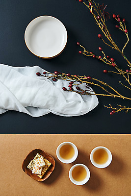 포토 JPG 스튜디오촬영 전통 그릇 접시 명절 문화 실내 사람없음 하이앵글 컬러풀 설날 추석 보름달 나뭇가지 차 찻잔 다도 오브젝트 약과 전통다과 1000 플랫레이 국내포토 나무 식기 기념일 음료 뷰포인트 컬러 잔 내부 숫자 전통음식 달 예절 플랫 다과 파일형식