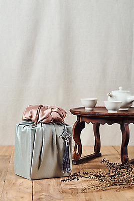 포토 JPG 스튜디오촬영 전통 명절 문화 실내 선물 사람없음 선물상자 컬러풀 설날 추석 나뭇가지 보자기 다도 오브젝트 보따리 노리개 선물세트 추석선물 다도상 국내포토 나무 기념일 컬러 탁자 전통소품 내부 상자 예절 파일형식 천_직물 명절선물