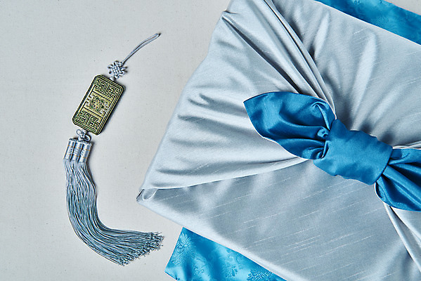 포토 JPG 스튜디오촬영 전통 명절 문화 실내 선물 사람없음 선물상자 하이앵글 설날 추석 회색 보자기 오브젝트 보따리 노리개 선물세트 추석선물 플랫레이 국내포토 기념일 뷰포인트 컬러 전통소품 내부 상자 플랫 파일형식 천_직물 명절선물