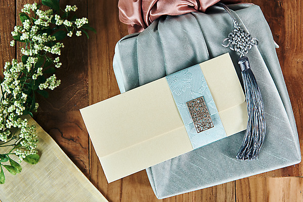 포토 JPG 스튜디오촬영 전통 명절 문화 나뭇잎 봉투 실내 선물 사람없음 선물상자 하이앵글 컬러풀 설날 추석 보자기 오브젝트 보따리 노리개 상품권 선물세트 추석선물 플랫레이 국내포토 기념일 뷰포인트 컬러 잎 전통소품 내부 상자 플랫 파일형식 천_직물 명절선물