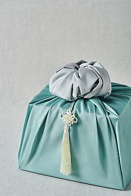 포토 JPG 스튜디오촬영 전통 명절 문화 실내 선물 사람없음 선물상자 컬러풀 설날 추석 보자기 오브젝트 보따리 노리개 선물세트 추석선물 국내포토 기념일 컬러 전통소품 내부 상자 파일형식 천_직물 명절선물