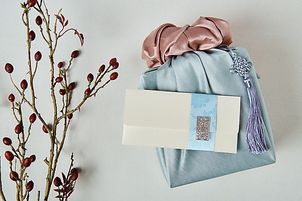 포토 JPG 스튜디오촬영 전통 명절 문화 봉투 실내 선물 사람없음 선물상자 하이앵글 컬러풀 설날 추석 나뭇가지 보자기 오브젝트 보따리 노리개 상품권 선물세트 추석선물 플랫레이 국내포토 나무 기념일 뷰포인트 컬러 전통소품 내부 상자 플랫 파일형식 천_직물 명절선물