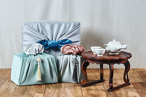 포토 JPG 스튜디오촬영 전통 명절 문화 실내 선물 사람없음 선물상자 컬러풀 설날 추석 보자기 찻잔 다도 오브젝트 보따리 노리개 선물세트 다과상 추석선물 국내포토 기념일 컬러 잔 전통소품 내부 상자 예절 다과 파일형식 천_직물 명절선물