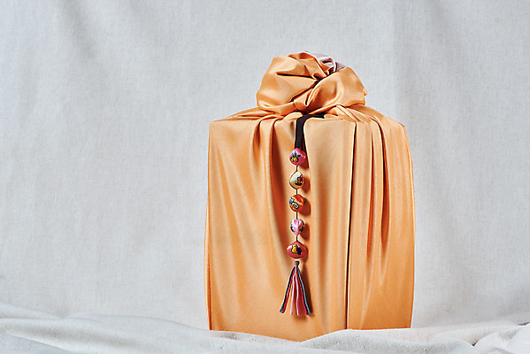 포토 JPG 스튜디오촬영 전통 명절 문화 실내 선물 사람없음 선물상자 설날 추석 회색 보자기 오브젝트 보따리 노리개 선물세트 추석선물 국내포토 기념일 컬러 전통소품 내부 상자 파일형식 천_직물 명절선물