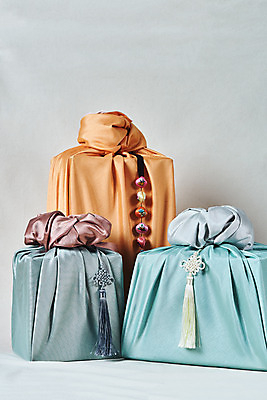 포토 JPG 스튜디오촬영 전통 명절 문화 실내 선물 사람없음 선물상자 컬러풀 설날 추석 보자기 오브젝트 보따리 노리개 선물세트 추석선물 국내포토 기념일 컬러 전통소품 내부 상자 파일형식 천_직물 명절선물