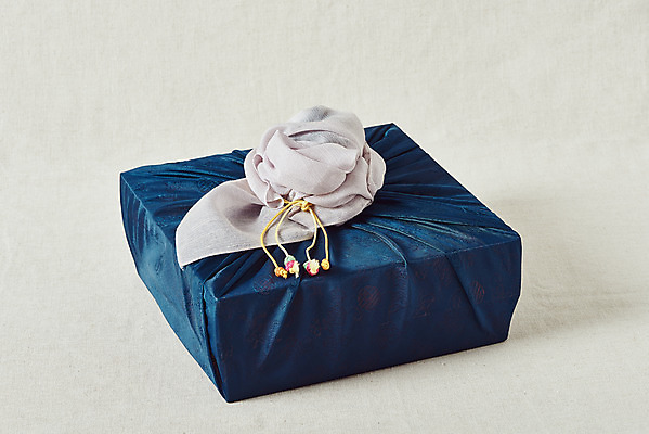 포토 JPG 스튜디오촬영 전통 명절 문화 실내 선물 사람없음 선물상자 설날 추석 회색 보자기 오브젝트 보따리 선물세트 추석선물 국내포토 기념일 컬러 내부 상자 파일형식 천_직물 명절선물