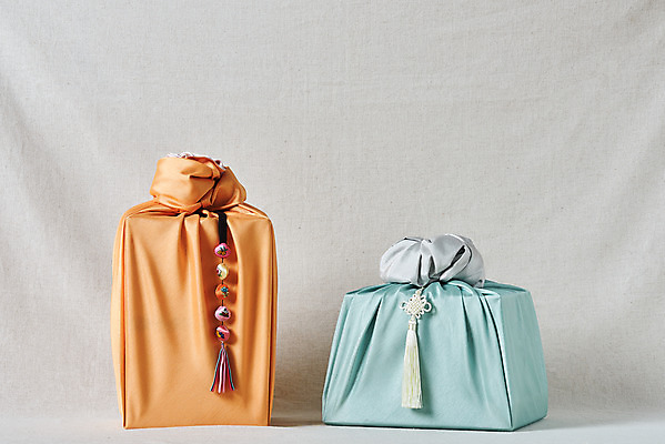 포토 JPG 스튜디오촬영 전통 명절 문화 실내 선물 사람없음 선물상자 컬러풀 설날 추석 보자기 오브젝트 보따리 노리개 선물세트 추석선물 국내포토 기념일 컬러 전통소품 내부 상자 파일형식 천_직물 명절선물