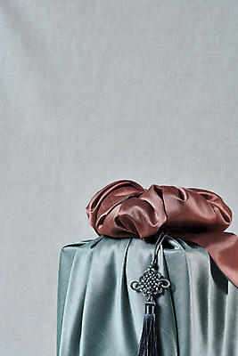 포토 JPG 스튜디오촬영 전통 명절 문화 실내 선물 사람없음 선물상자 설날 추석 회색 보자기 오브젝트 보따리 노리개 선물세트 추석선물 국내포토 기념일 컬러 전통소품 내부 상자 파일형식 천_직물 명절선물