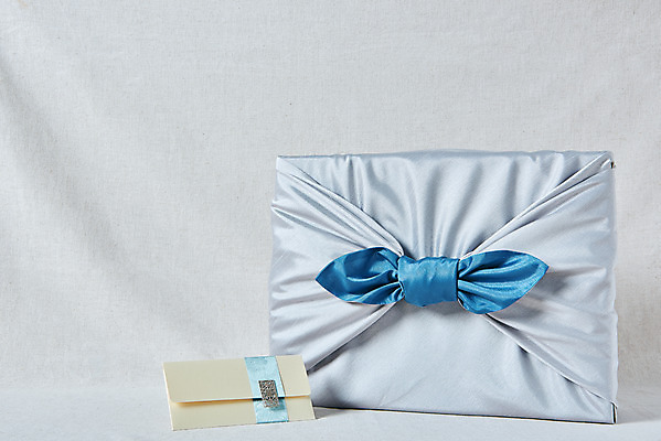 포토 JPG 스튜디오촬영 전통 명절 문화 봉투 실내 선물 사람없음 선물상자 설날 추석 회색 보자기 오브젝트 보따리 상품권 선물세트 추석선물 국내포토 기념일 컬러 내부 상자 파일형식 천_직물 명절선물