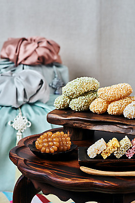 포토 JPG 스튜디오촬영 전통 명절 문화 실내 선물 사람없음 선물상자 컬러풀 설날 추석 보자기 오브젝트 보따리 노리개 한과 약과 선물세트 전통다과 추석선물 다도상 국내포토 기념일 컬러 탁자 디저트 전통소품 내부 상자 전통음식 다과 파일형식 천_직물 명절선물