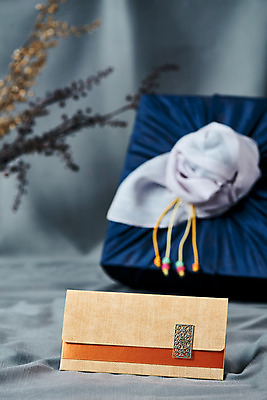 포토 JPG 스튜디오촬영 전통 명절 문화 봉투 실내 선물 사람없음 선물상자 설날 추석 회색 나뭇가지 보자기 오브젝트 보따리 상품권 선물세트 추석선물 국내포토 나무 기념일 컬러 내부 상자 파일형식 천_직물 명절선물