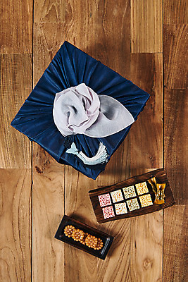 포토 JPG 스튜디오촬영 전통 명절 문화 실내 선물 사람없음 선물상자 하이앵글 설날 갈색 추석 보자기 오브젝트 보따리 노리개 한과 약과 선물세트 전통다과 추석선물 플랫레이 국내포토 기념일 뷰포인트 컬러 디저트 전통소품 내부 상자 전통음식 플랫 다과 파일형식 천_직물 명절선물