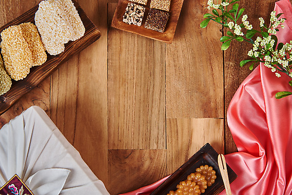 포토 JPG 스튜디오촬영 전통 명절 문화 나뭇잎 프레임 실내 선물 사람없음 선물상자 하이앵글 설날 갈색 추석 보자기 오브젝트 보따리 한과 약과 선물세트 전통다과 추석선물 1000 플랫레이 국내포토 기념일 뷰포인트 컬러 잎 디저트 내부 상자 숫자 전통음식 플랫 다과 파일형식 천_직물 명절선물