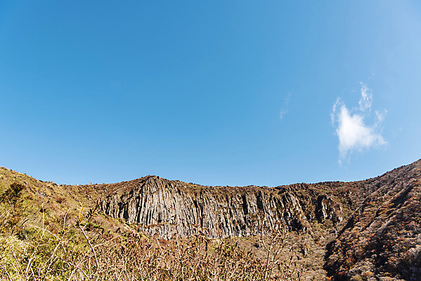 포토 JPG 주간 구름 여행 단풍 자연 하늘 단풍나무 한국 풍경 사람없음 야외 관광지 제주도 가을 숲 한라산 국내여행 제주도여행 영실탐방로 병풍바위 국내포토 자연요소 나무 계절 아시아 잎 산 바위_돌 생태계 파일형식 탐방로