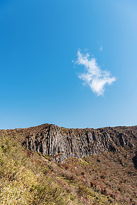 포토 JPG 주간 구름 여행 단풍 자연 하늘 단풍나무 한국 풍경 사람없음 야외 관광지 제주도 가을 숲 한라산 국내여행 제주도여행 영실탐방로 병풍바위 국내포토 자연요소 나무 계절 아시아 잎 산 바위_돌 생태계 파일형식 탐방로