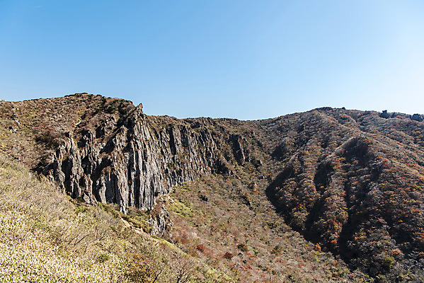 포토 JPG 주간 여행 단풍 자연 하늘 단풍나무 한국 풍경 사람없음 야외 관광지 제주도 가을 숲 한라산 국내여행 제주도여행 영실탐방로 병풍바위 국내포토 자연요소 나무 계절 아시아 잎 산 바위_돌 생태계 파일형식 탐방로