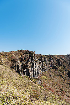 포토 JPG 주간 여행 단풍 자연 하늘 단풍나무 한국 풍경 사람없음 야외 관광지 제주도 가을 숲 한라산 국내여행 제주도여행 영실탐방로 병풍바위 국내포토 자연요소 나무 계절 아시아 잎 산 바위_돌 생태계 파일형식 탐방로