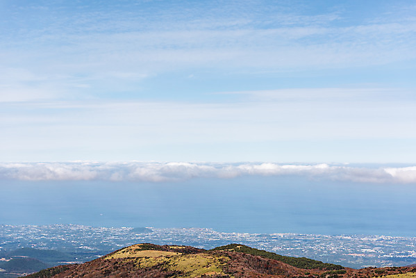포토 JPG 주간 구름 바다 여행 자연 하늘 한국 풍경 사람없음 야외 관광지 제주도 가을 숲 한라산 국내여행 제주도여행 수평선 영실탐방로 국내포토 자연요소 계절 아시아 산 생태계 파일형식 탐방로