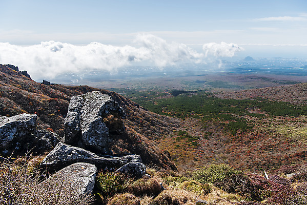 포토 JPG 주간 구름 바다 여행 단풍 자연 하늘 단풍나무 한국 풍경 사람없음 야외 관광지 제주도 가을 숲 오름 한라산 국내여행 제주도여행 수평선 영실탐방로 오백나한 국내포토 자연요소 나무 계절 아시아 잎 불교 산 생태계 파일형식 탐방로