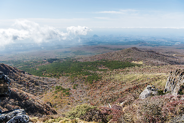 포토 JPG 주간 구름 바다 여행 단풍 자연 하늘 단풍나무 한국 풍경 사람없음 야외 관광지 제주도 가을 숲 오름 한라산 국내여행 제주도여행 수평선 영실탐방로 국내포토 자연요소 나무 계절 아시아 잎 산 생태계 파일형식 탐방로
