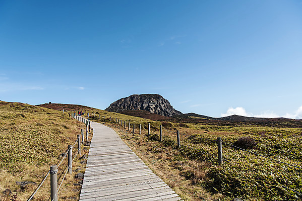 포토 JPG 주간 구름 여행 자연 하늘 한국 풍경 사람없음 야외 관광지 제주도 가을 데크 등산로 한라산 국내여행 백록담 제주도여행 영실탐방로 조릿대 국내포토 자연요소 식물 계절 아시아 호수 산 등산 생태계 파일형식 탐방로